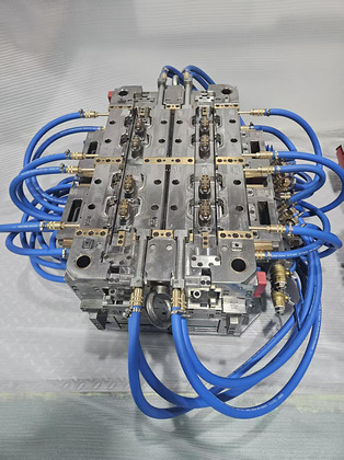 2K rotating mould, 4+4 cavities with core pull-back